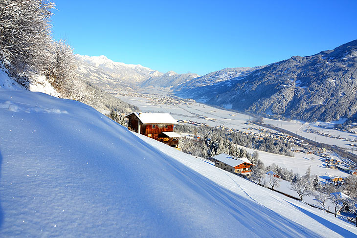 winterlicher Bergpanoramablick von der Waldhuette Chalets Apartments Wachterhof (©Foto: Wachterhof)